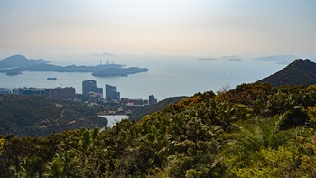 在花園小徑的終點，訪客可以俯瞰海港，遠眺南港島、南海、南丫島等，景色美不勝收。